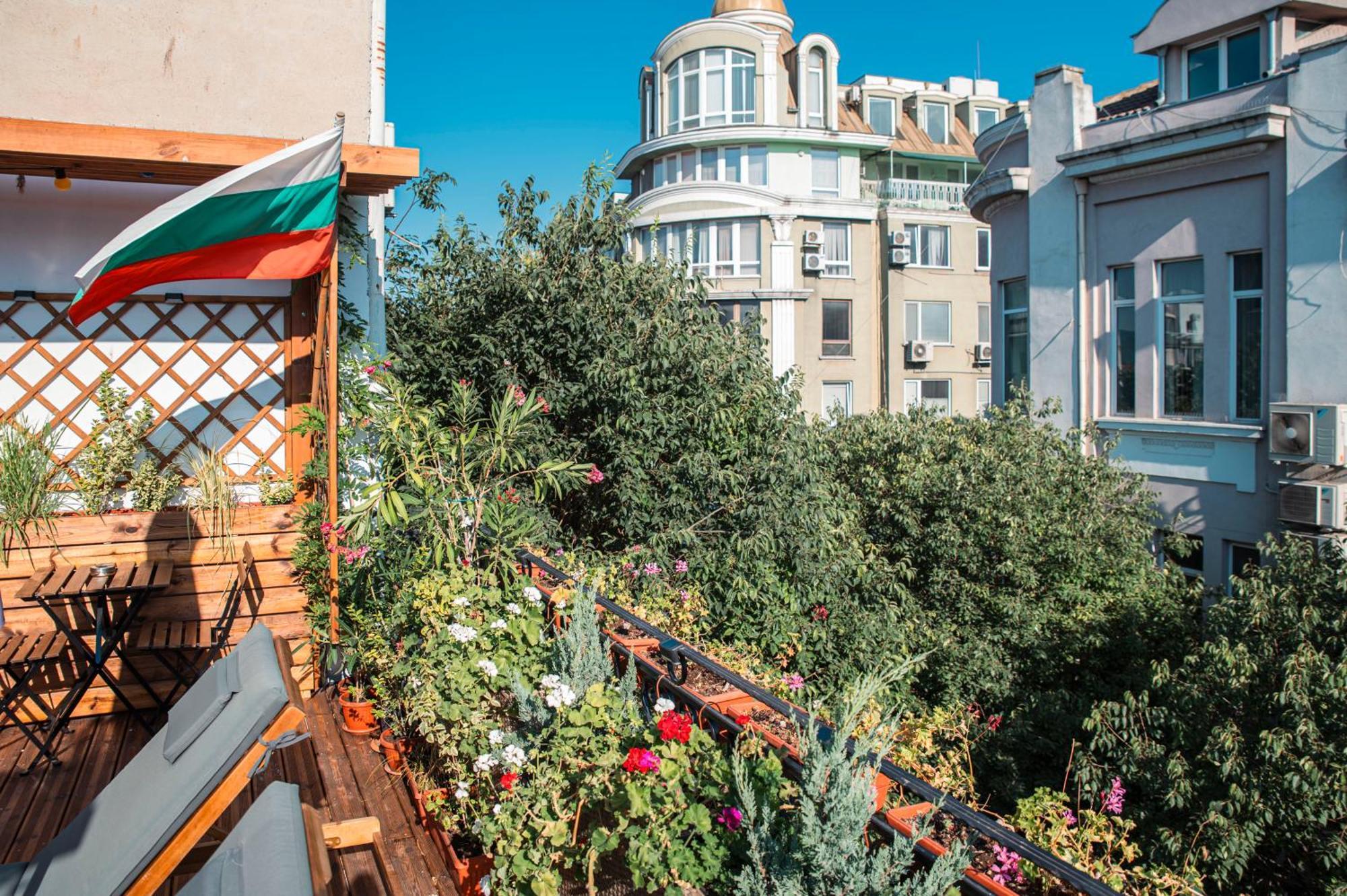 Three Dolphins Hotel With Rooftop Terracе Varna Exteriör bild