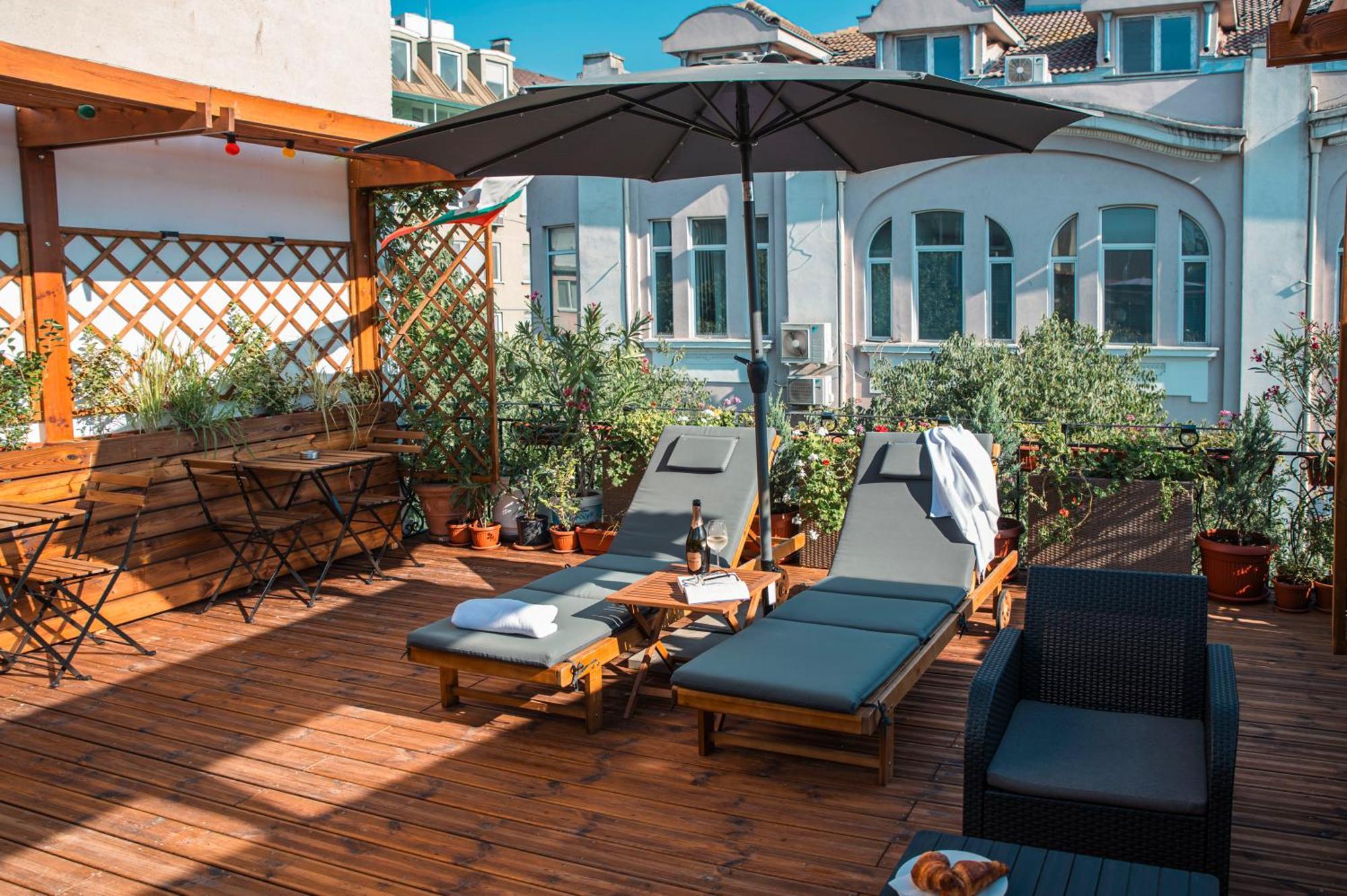 Three Dolphins Hotel With Rooftop Terracе Varna Exteriör bild